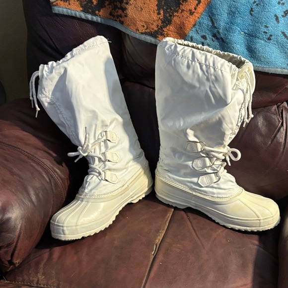 Sorel Snowlion White Winter Boots size 8 *FLAW - Picture 3 of 8